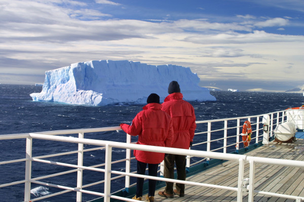 Viewing in Iceberg from a Cruise